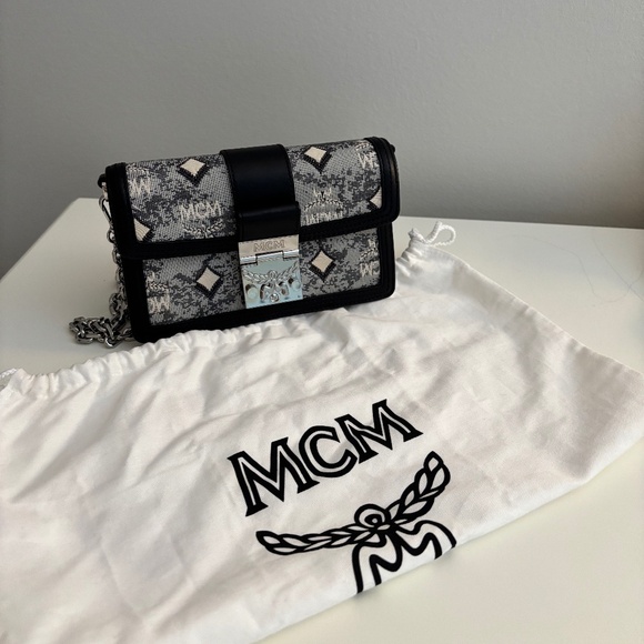 MCM Tracy Crossbody in Vintage Monogram Jacquard - Picture 5 of 8